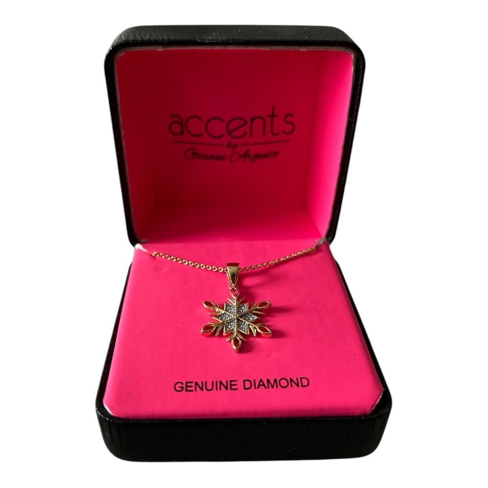 Gianni Argento necklace
Brand new in box with tags 
Snowflake design